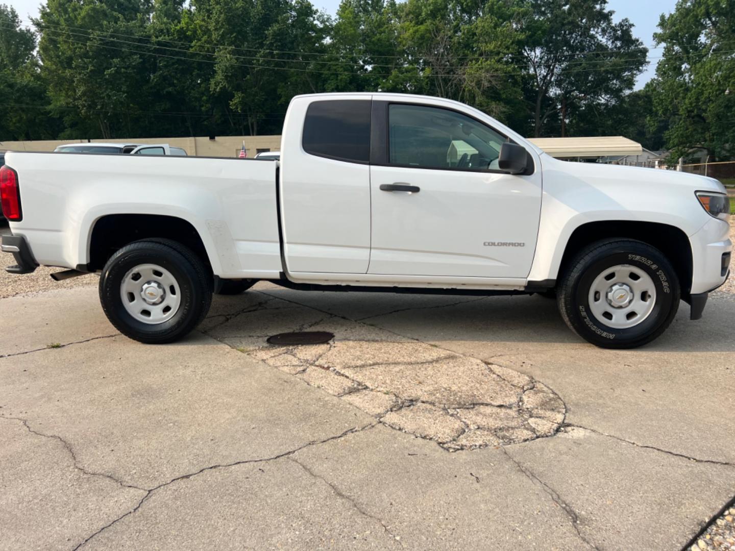 2016 White /Gray Chevrolet Colorado (1GCHSBEA7G1) with an 2.5L 4Cylinder engine, Automatic transmission, located at 4520 Airline Hwy, Baton Rouge, LA, 70805, (225) 357-1497, 30.509325, -91.145432 - 2016 Chevrolet Colorado Ext Cab **One Owner & No Accidents** 2.5L 4 Cylinder Gas, 151K Miles, Power Windows & Locks, Cold A/C, Good Work Truck. FOR INFO PLEASE CONTACT JEFF AT 225 357-1497 CHECK OUT OUR A+ RATING WITH THE BETTER BUSINESS BUREAU WE HAVE BEEN A FAMILY OWNED AND OPERATED BUSINESS AT - Photo#4